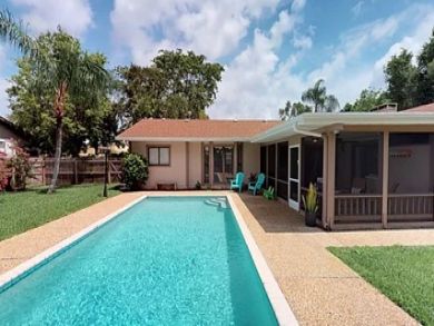 Charming Vacation Home on Bradenton. Call Today.